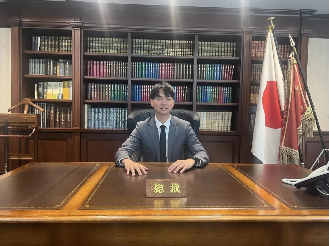 陳宥丞發出坐在自民黨總裁位子遭青鳥砲轟。（圖／陳宥丞臉書）