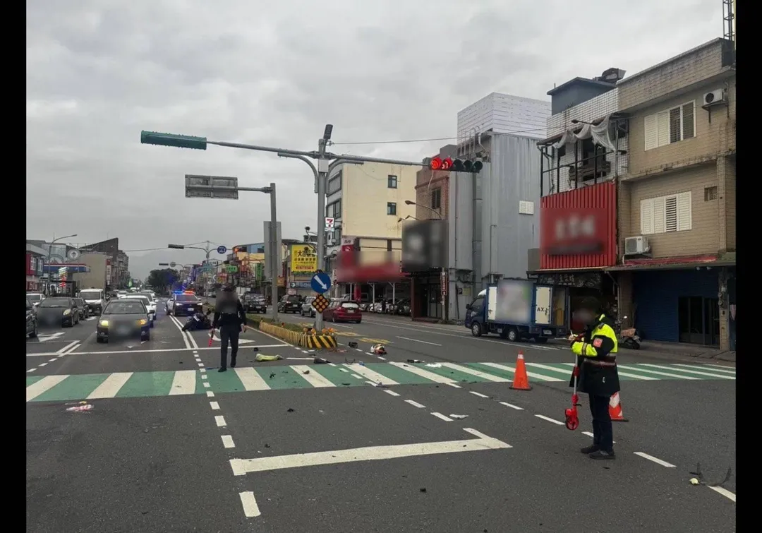 現場車殼碎片散飛一地。（圖／警方提供）
