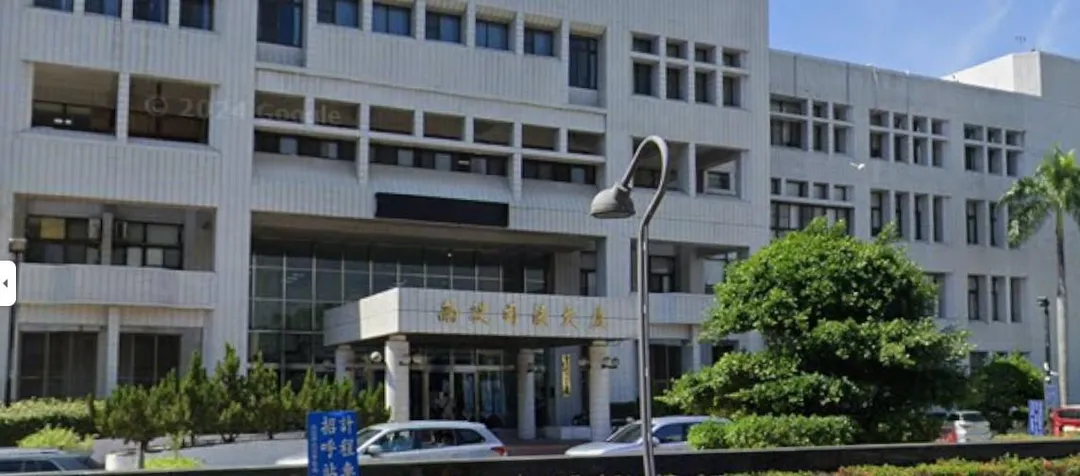 南投縣某分局張姓員警，3月間到男女共用盥洗室沐浴時，發現有女同事也在使用，竟色心大發先後偷拍2名同事。（圖／GOOGLE街景）