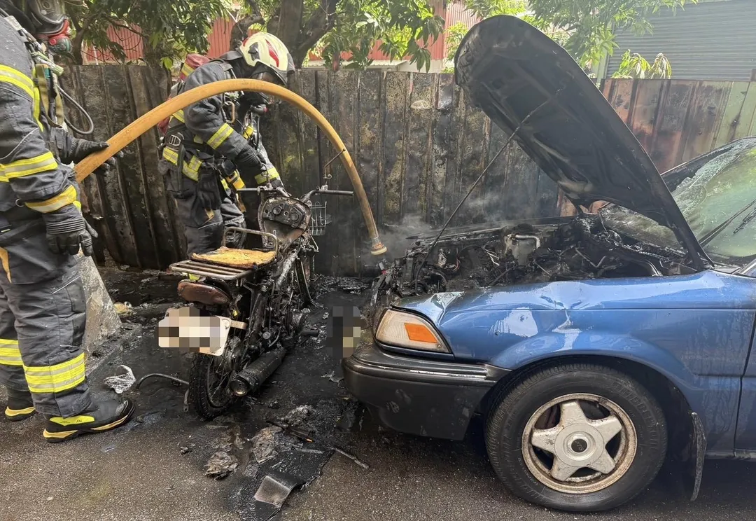 新北市三重一輛汽車不明原因自燃。（圖／翻攝畫面）