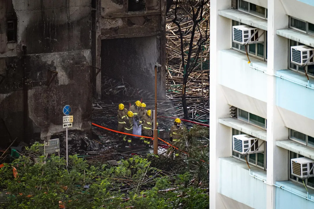 11月28日,消防員從宏福苑的火災現場抬出一具遺體。(圖/美聯社)