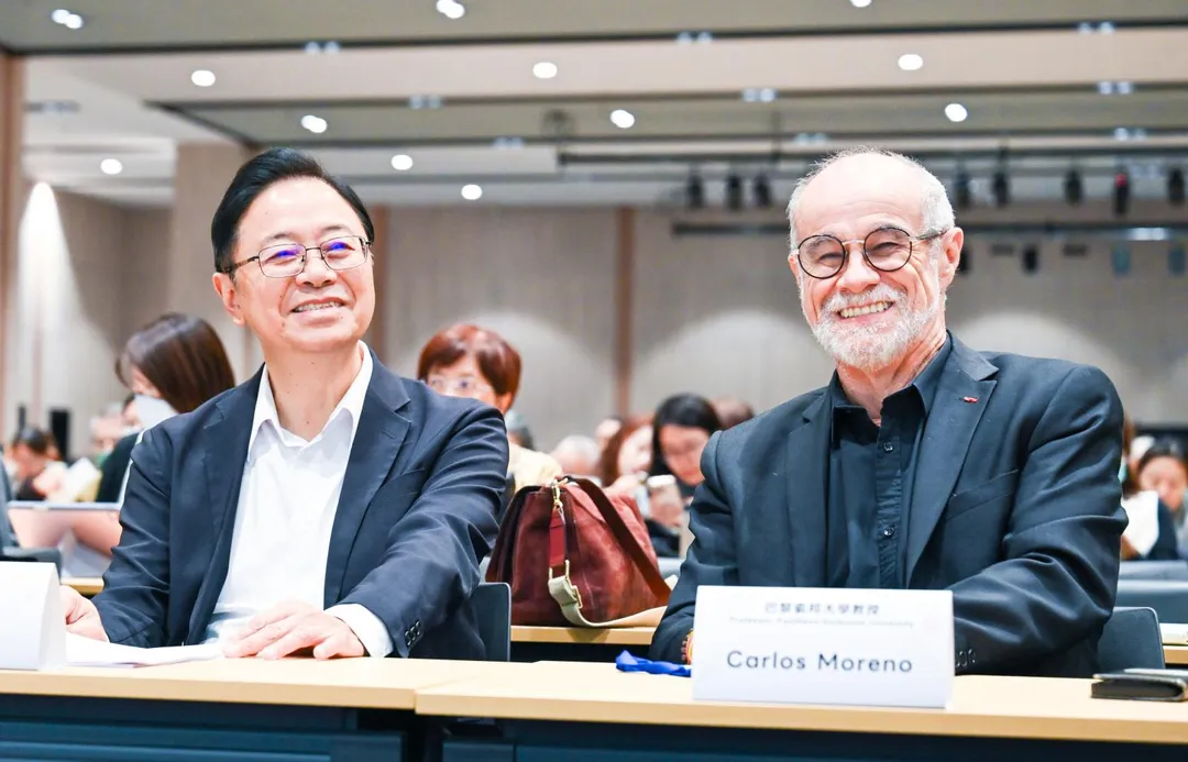 張善政與巴黎索邦大學教授Carlos Moreno。（圖／桃園市府提供）