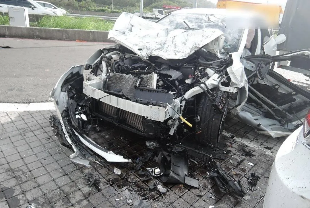 肇事車輛車頭全毀。(圖/翻攝畫面)