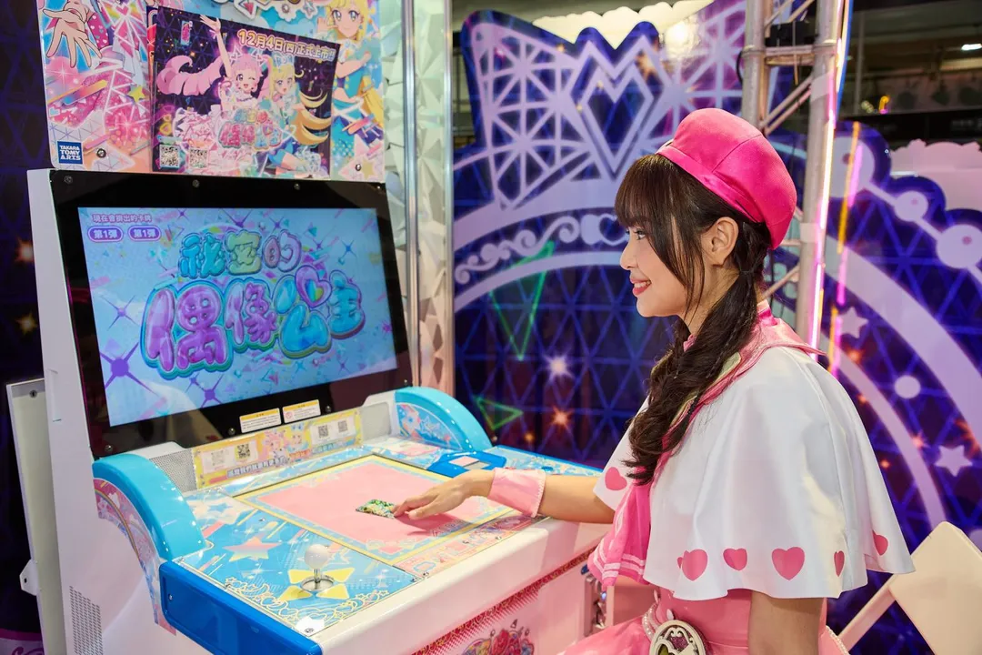 卡片遊戲機《祕密的偶像公主》即將在台正式上市,SEGA Taiwan於今(28)日舉辦盛大的上市記者會,邀請番茄姐姐(圖)、葡萄姐姐和雲朵姐姐同台。(圖/世雅育樂股份有限公司提供)