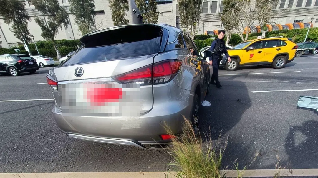 肇事的LEXUS休旅車。（圖／翻攝畫面）