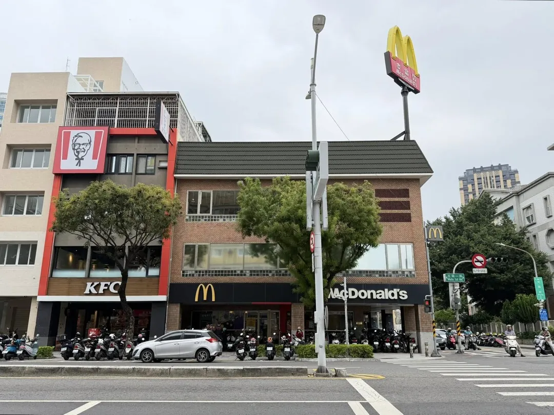 高雄文化中心麥當勞傳出今年11月30日結束營業，在社群上引發討論。（圖／翻攝自臉書高雄粉 Kaohsiungfans）