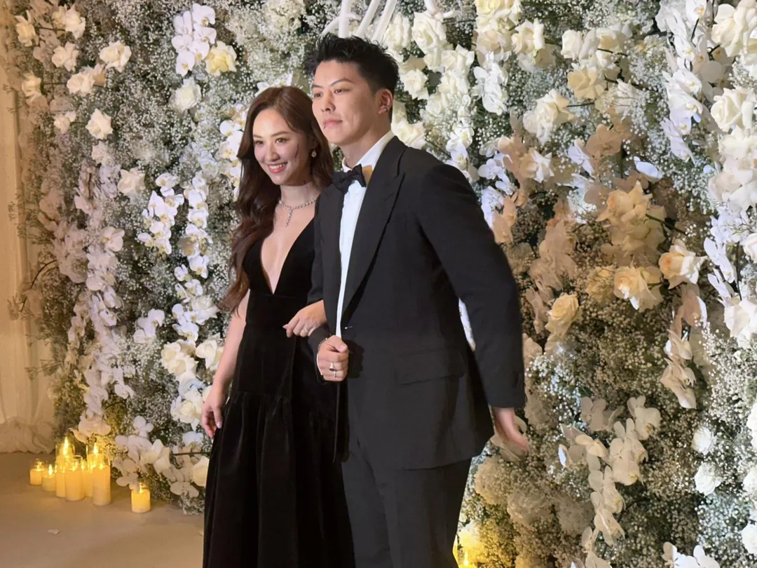 女星Sandy吳姍儒身穿一襲黑色深V禮服，挽著老公現身婚禮。（圖／記者 伍映澄 攝）