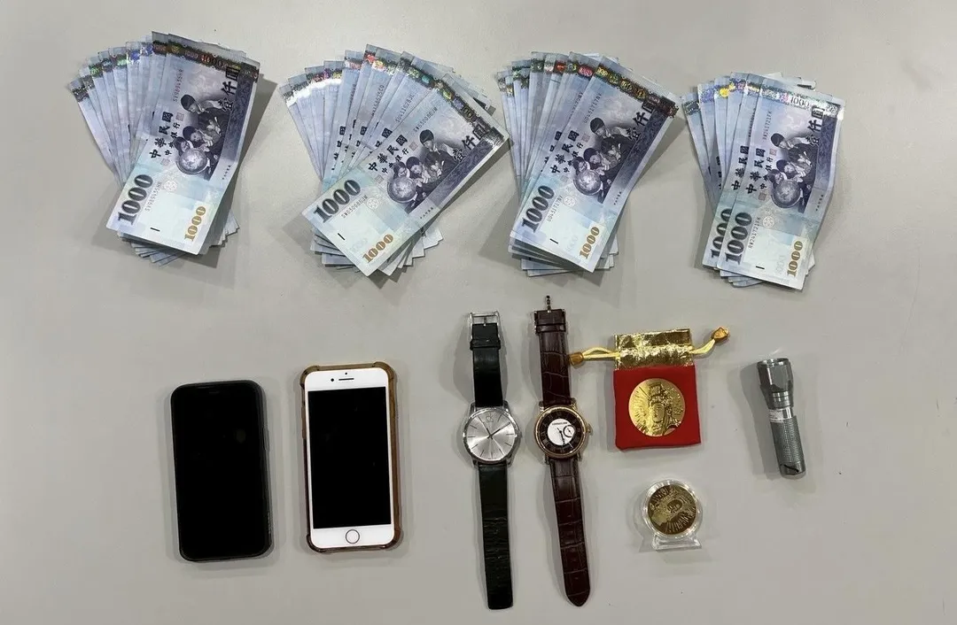 警方查扣現金與贓證物。（圖／翻攝畫面）
