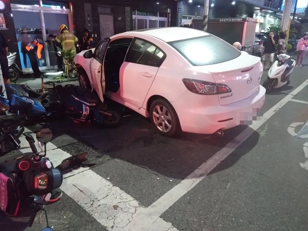 台南永康發生連環車禍，還波及路邊機車和小客車，造成6人受傷。（圖／台南市消防局提供）