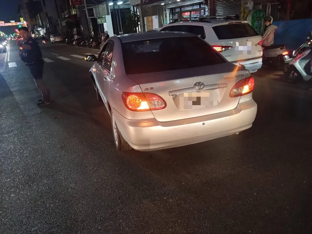 台南永康發生連環車禍，還波及路邊機車和小客車，造成6人受傷，傷者最小年僅10歲。（圖／台南市消防局提供）