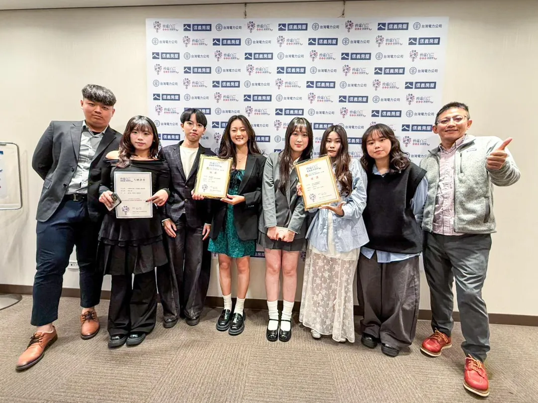 世新新聞系學生團隊與指導老師李異瑋慶祝獲獎。（圖／世新大學提供）