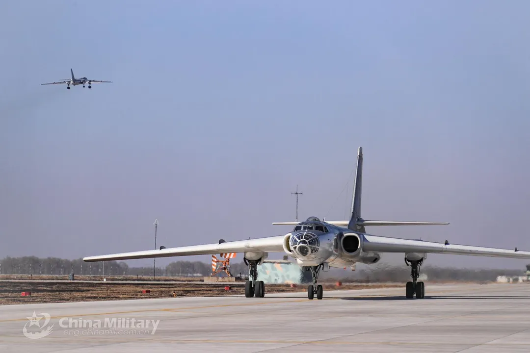 地面滑行中的大陸轟6轟炸機。(圖/中國軍網)
