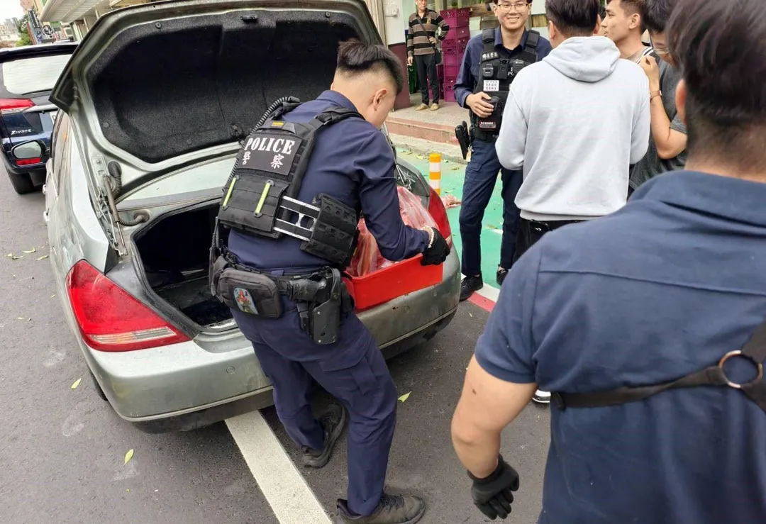 動保所與警方當場於移工駕駛之車輛內查獲疑似犬隻屠體與其他不明野生動物屠體等，共計43公斤肉品。（圖／新竹縣政府提供）