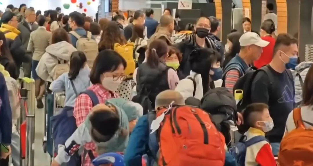 交通部觀光署近日公告核准停業及解散的旅行社名單，共計76家業者。（圖／中天新聞）
