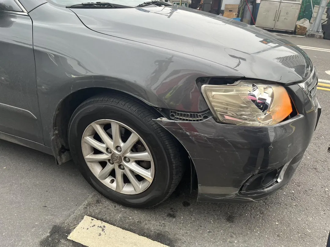 老翁駕駛的轎車有撞擊痕跡。（圖／警方提供）
