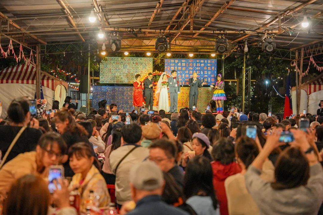 韓國瑜在台上致詞笑稱自己職業病犯了。(圖/金星文創提供)