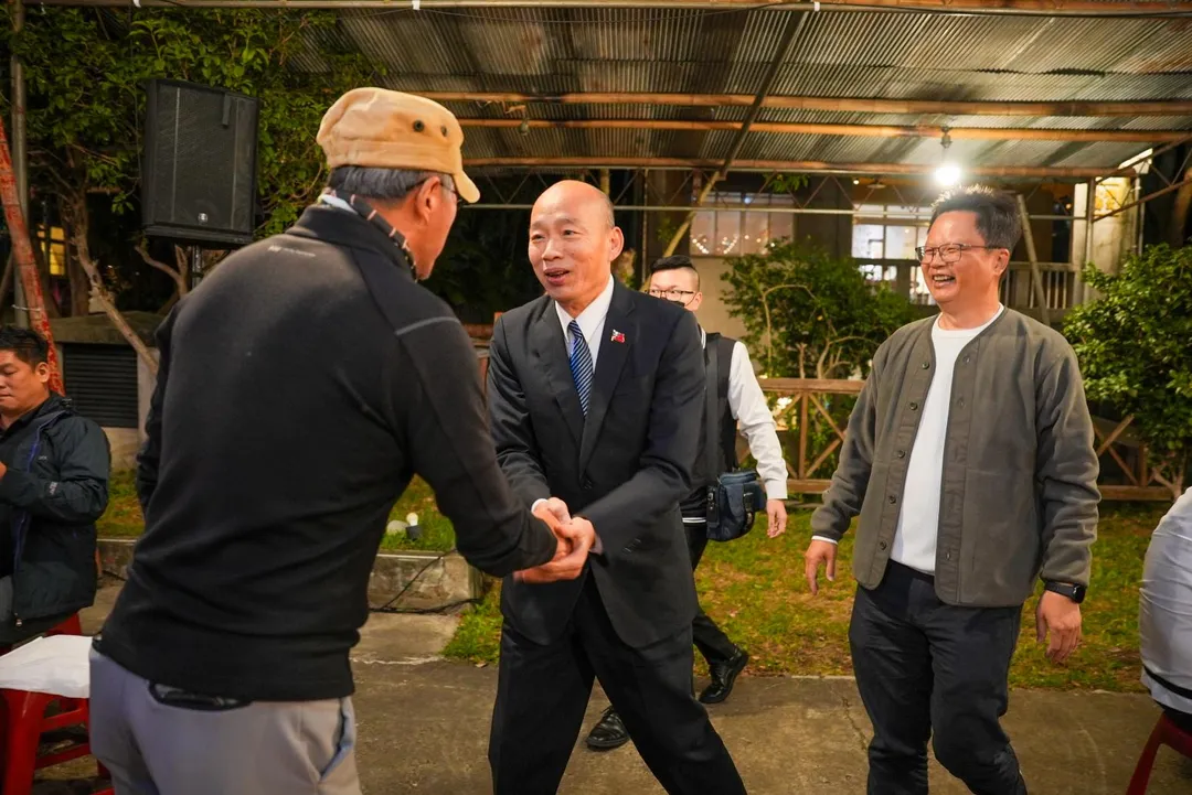 韓國瑜還待高齡98歲的母親一同觀賞。(圖/金星文創提供)