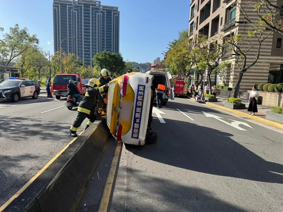台北市文山區文山二分局前發生一起小黃翻車事故。（圖／警方提供）