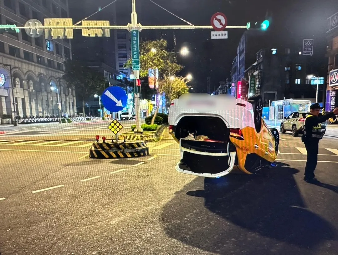 台北市文山區文山今日9個小時內，發生兩起小黃翻車事故，且駕駛還同姓。（圖／警方提供）
