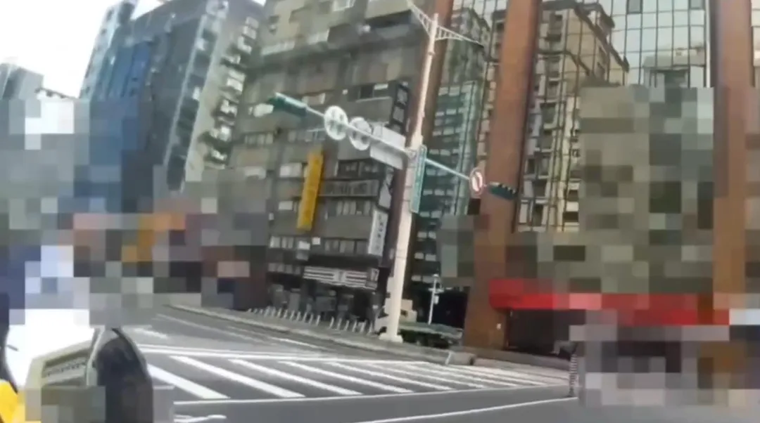 台北市一名女子當著警察的面闖紅燈穿越馬路，員警上前攔查，女子竟辯稱自己認識林志穎，警方一查身分才發現女子遭通緝。（圖／警方提供）
