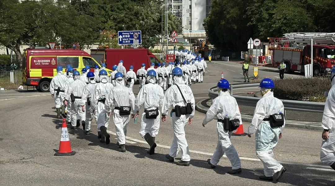 港警災難遇害者辨認組600人進駐宏福苑。（圖／香港01）