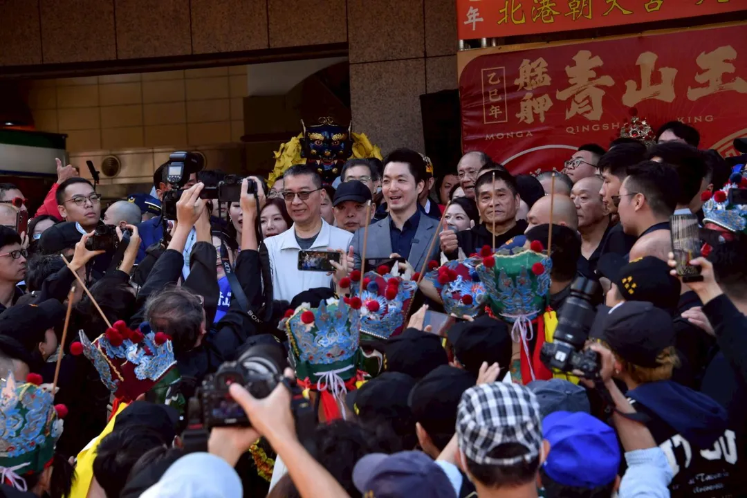 台北市萬華青山宮今年適逢建廟170週年，今（29日）北港朝天宮媽祖北上參加萬華青山王祭，市長蔣萬安、民進黨秘書長徐國勇等人藍綠政要都親自前往萬華火車站接駕。（青山宮提供）
