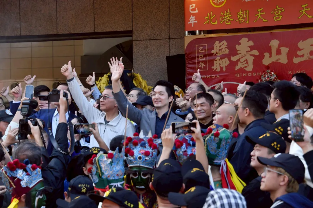 台北市萬華青山宮今年適逢建廟170週年，今（29日）北港朝天宮媽祖北上參加萬華青山王祭，市長蔣萬安、民進黨秘書長徐國勇等人藍綠政要都親自前往萬華火車站接駕。（青山宮提供）