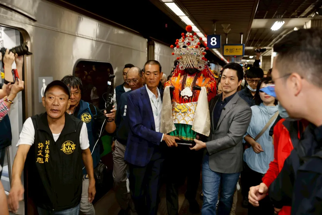 台北市萬華青山宮今年適逢建廟170週年，今（29日）北港朝天宮媽祖北上參加萬華青山王祭，市長蔣萬安親自前往接駕。（青山宮提供）