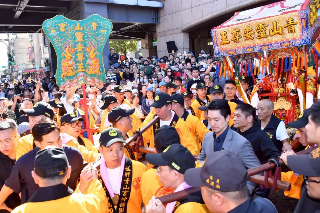 台北市萬華青山宮今年適逢建廟170週年，今（29日）北港朝天宮媽祖北上參加萬華青山王祭，市長蔣萬安親自前往接駕。（青山宮提供）