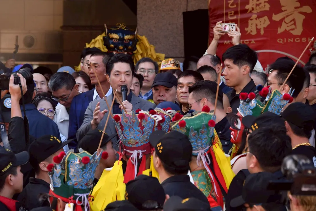 台北市萬華青山宮今年適逢建廟170週年，今（29日）北港朝天宮媽祖北上參加萬華青山王祭，市長蔣萬安親自前往接駕並致詞。（青山宮提供）