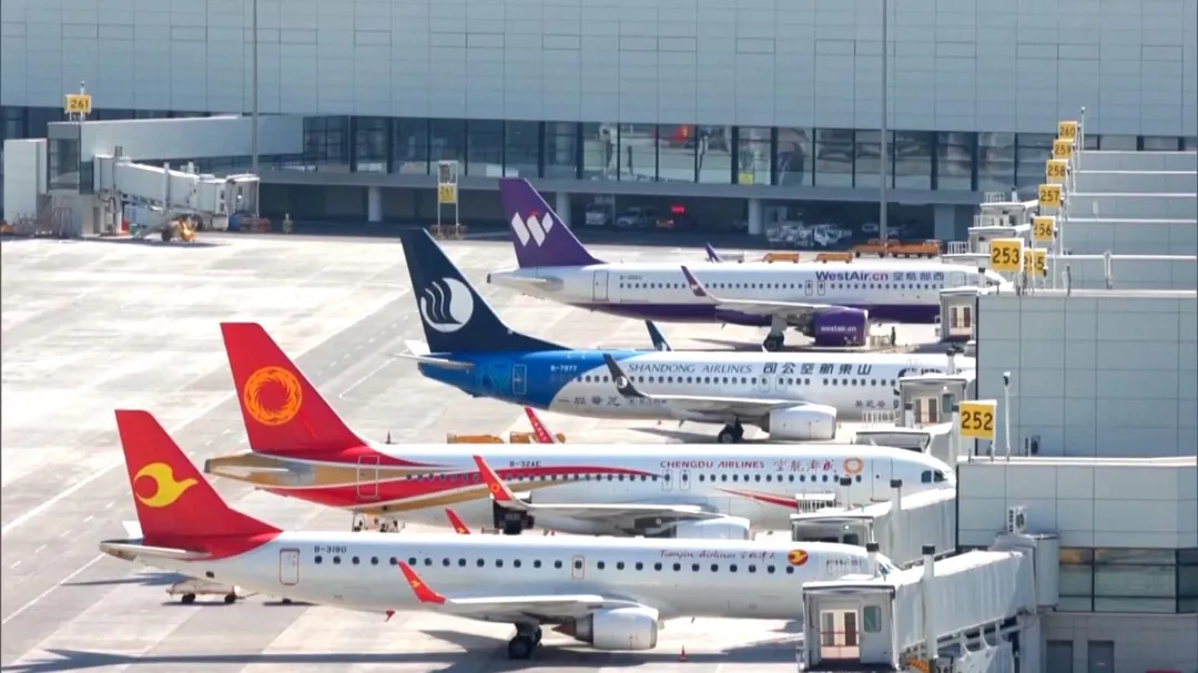 上海兩座機場11日計劃取消近400架次航班。（資料照／央視）