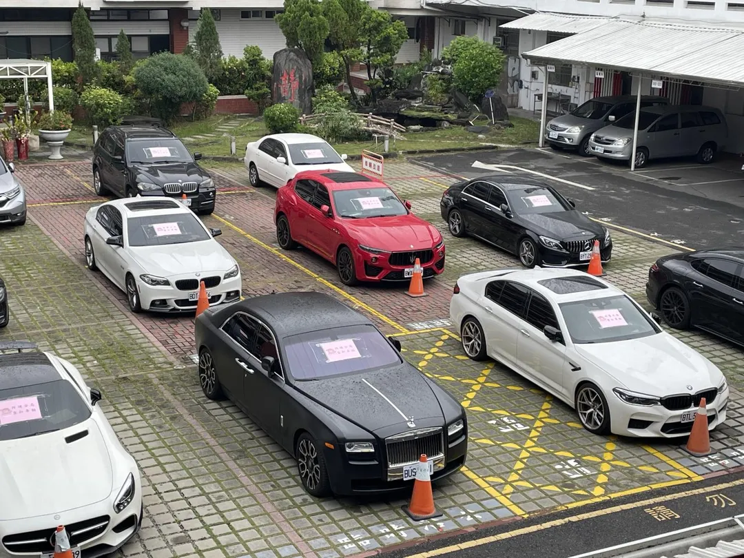 高雄吳姓網紅涉詐遭羈押，名車勞斯萊斯、賓士全被查扣。（圖／警方提供，下同）
