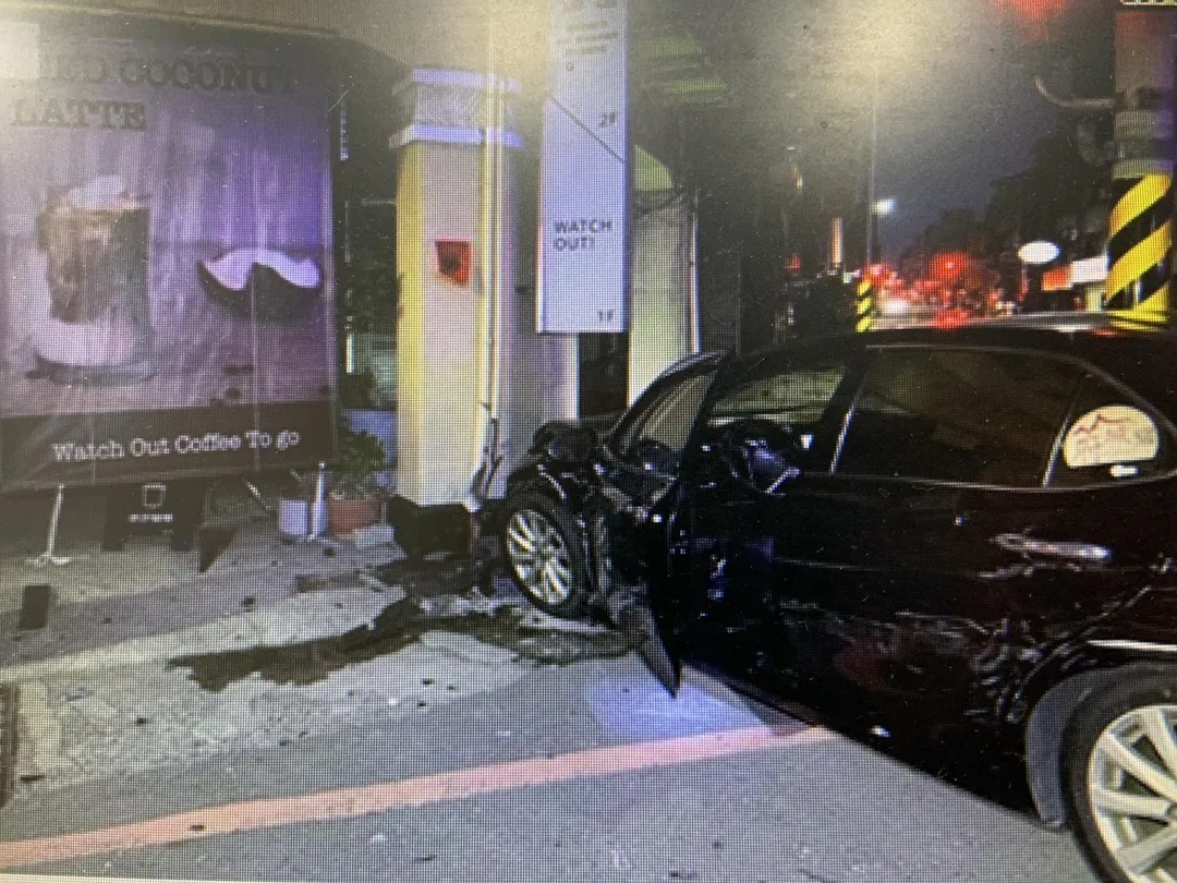 台南市中西區西門路一帶29日凌晨5時許發生2車碰撞事故，其中1輛轎車車頭撞到變形。（圖／翻攝畫面）