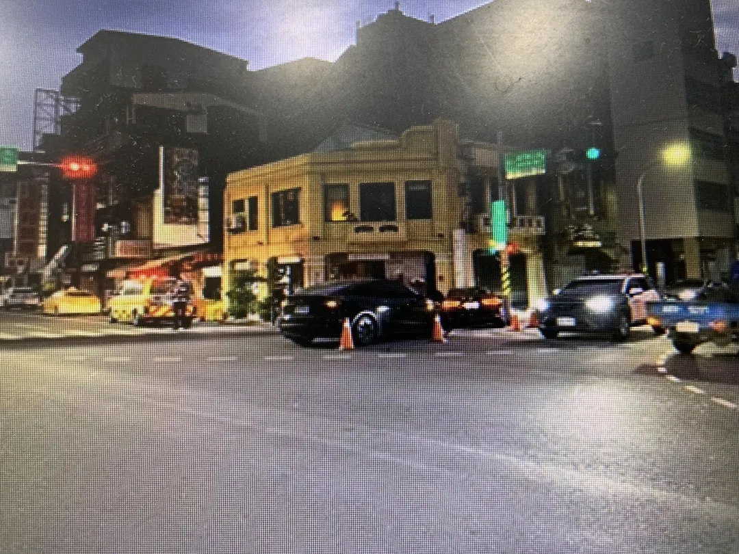 劉男、張男2車碰撞波及附近店家，還撞上路邊號誌桿。（圖／翻攝畫面）