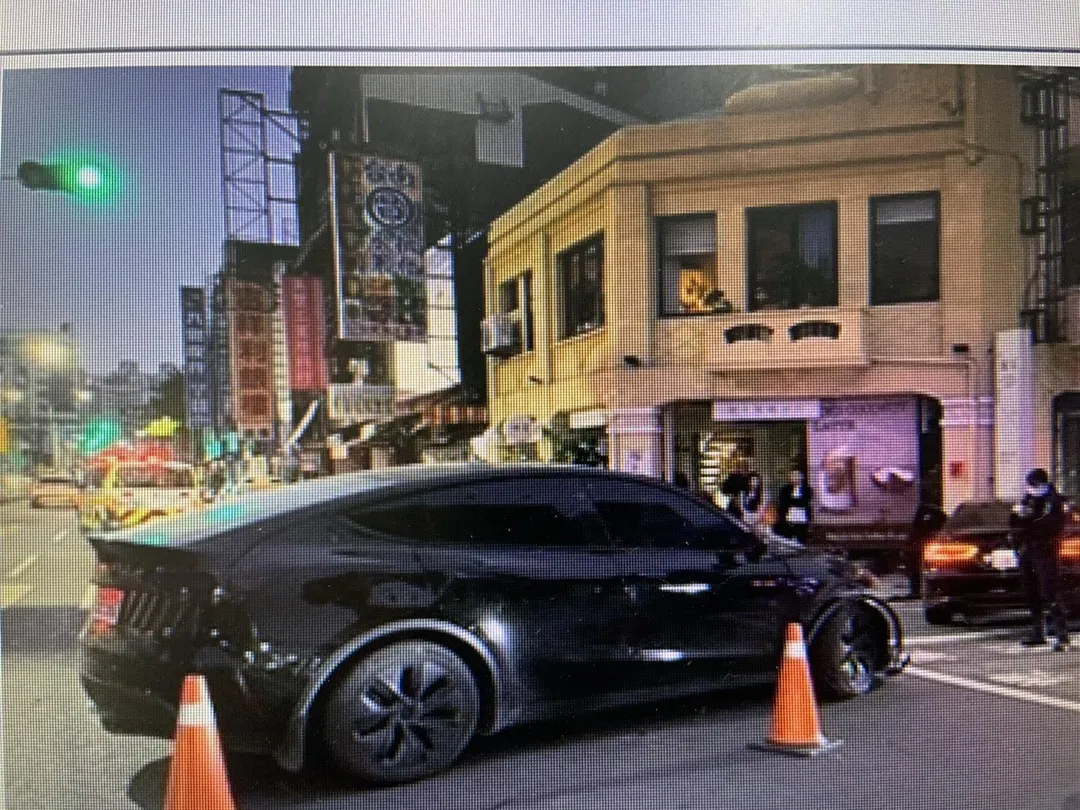 事故導致雙方駕駛與1名乘客受傷，幸無生命危險。（圖／翻攝畫面）