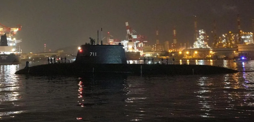 海鯤號完成浮航測試，11月28日晚間返航高雄港。(圖/台船)
