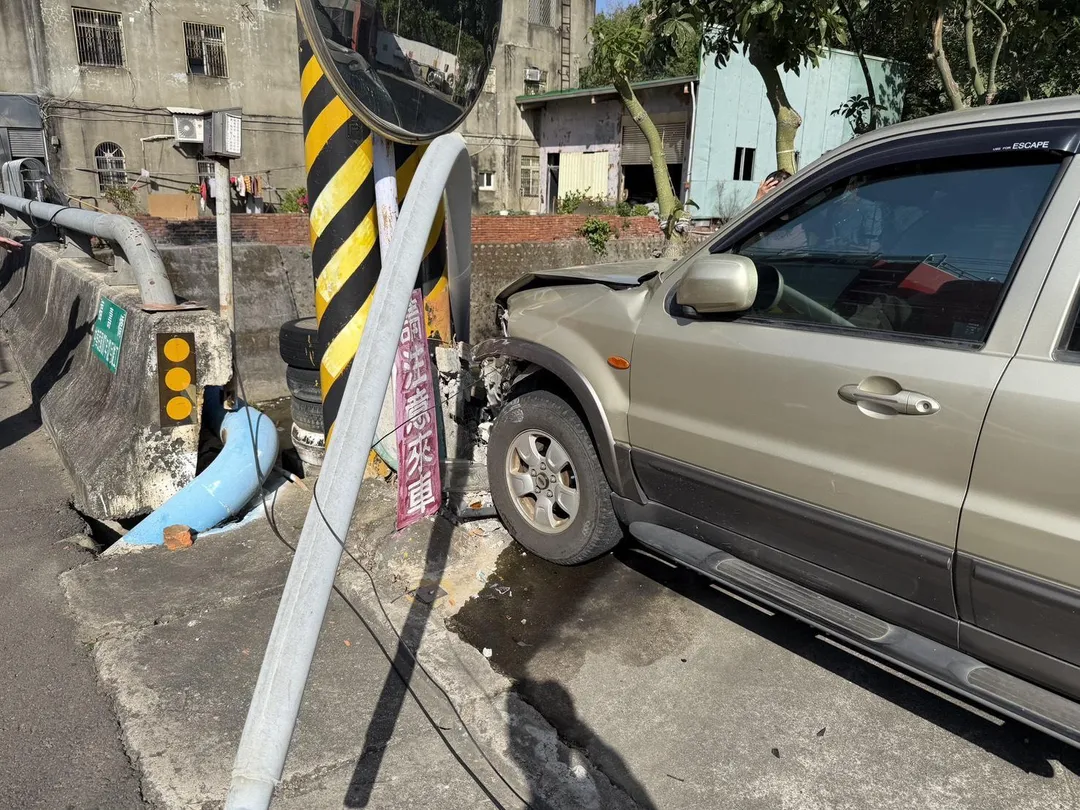 苗栗頭份一名女駕駛開車失控撞燈桿，造成一對夫妻慘摔大排送醫。（圖／警方提供）