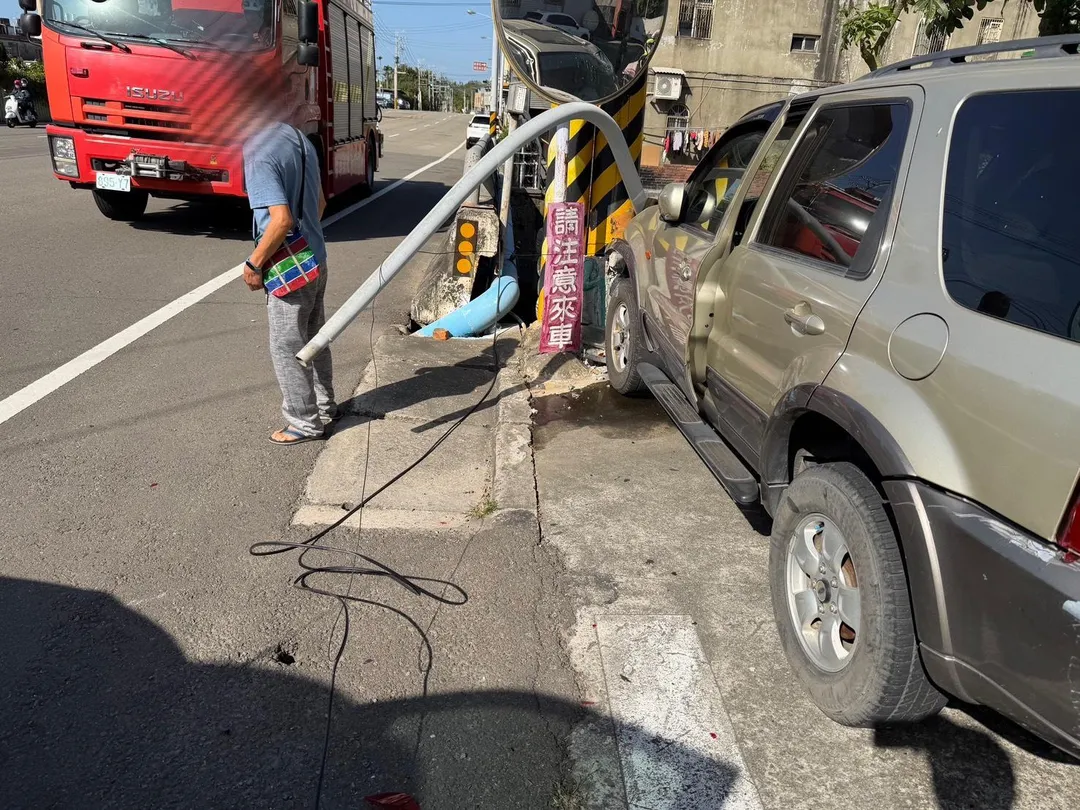 苗栗頭份一名女駕駛開車失控撞燈桿，波及一對夫妻，雙雙慘摔大排送醫。（圖／警方提供）
