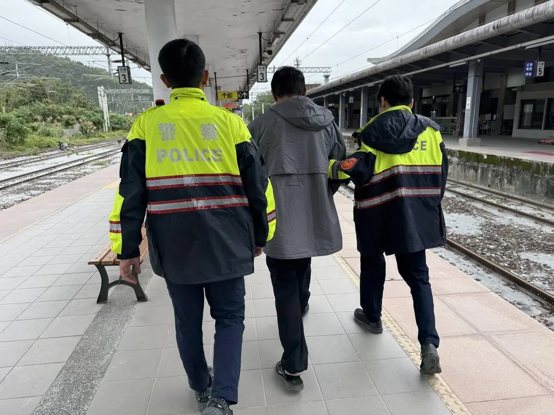 52歲曾姓男子假借發放物資幫助災民，取得信任後謊稱認識家電大盤商，以每套5000元運費為由詐騙災民。（圖／警方提供）