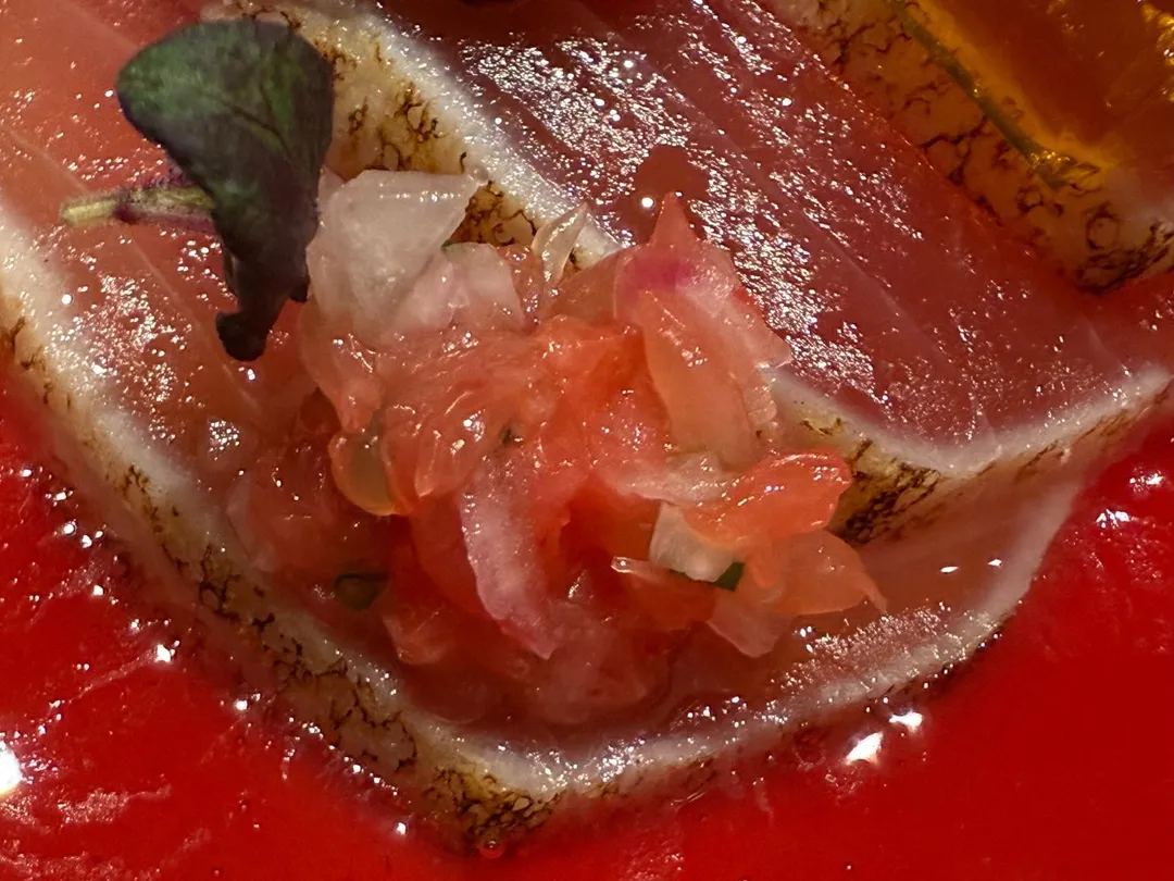 葡萄柚和蝦夷蔥等食材製成莎莎醬，讓「煙霞」紅中帶一抹綠。（圖／黃宏輝提供）