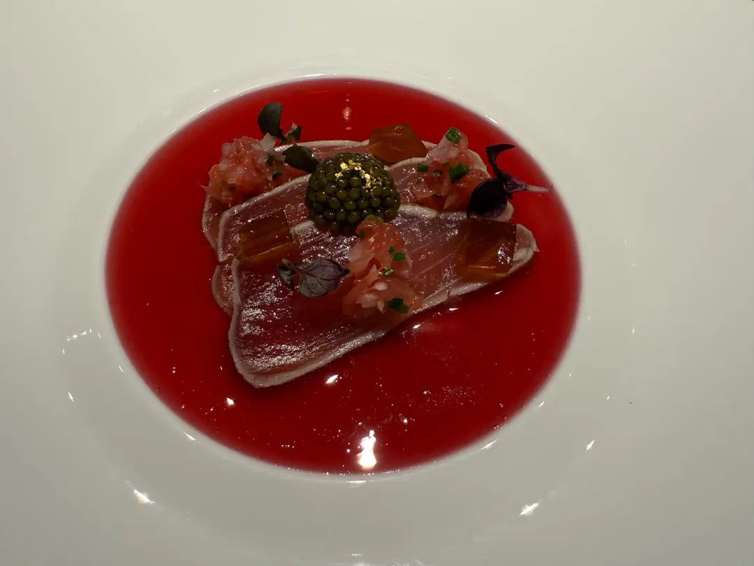 「煙霞」以稻禾煙燻黃鰭鮪魚帶出淡香，深色Ossetra魚子醬上綴有金箔襯托低調奢華。（圖／黃宏輝提供）