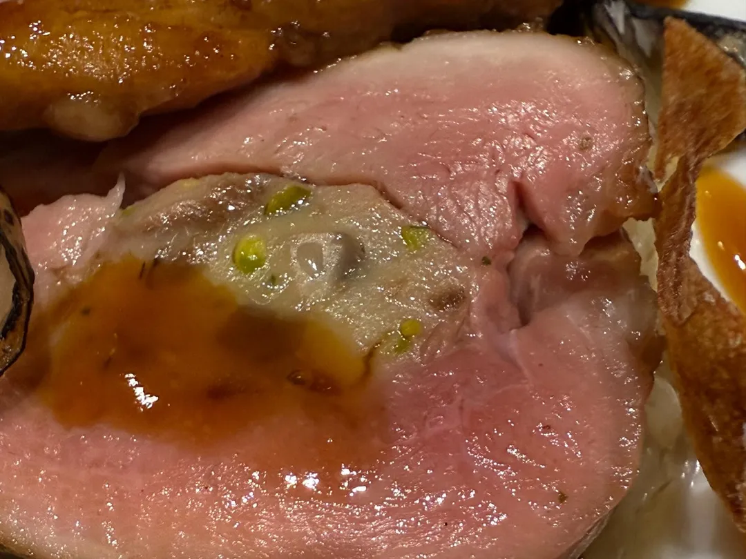 鵪鶉肉填入雞肉慕斯，咀嚼間滲出鮮甜肉味。（圖／黃宏輝提供）