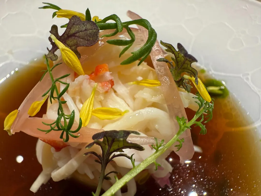 「澄影」北海道帝王蟹肉球上堆疊綠、黃、紅、白等各色配角食材，色彩繽紛如調色盤。（圖／黃宏輝提供）