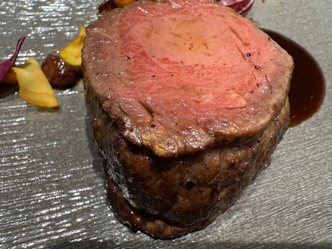 紐西蘭養殖鹿肉表面烤出薄薄1層焦脆。（圖／黃宏輝提供）