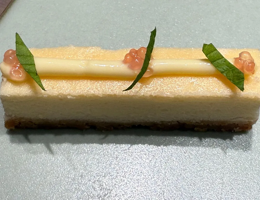 使用北海道名產「四葉草crème起司」製成重乳酪蛋糕，自帶獨特香氣。（圖／黃宏輝提供）