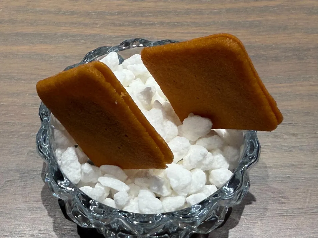 茶點端出歐洲常見的法式貓舌餅。（圖／黃宏輝提供）