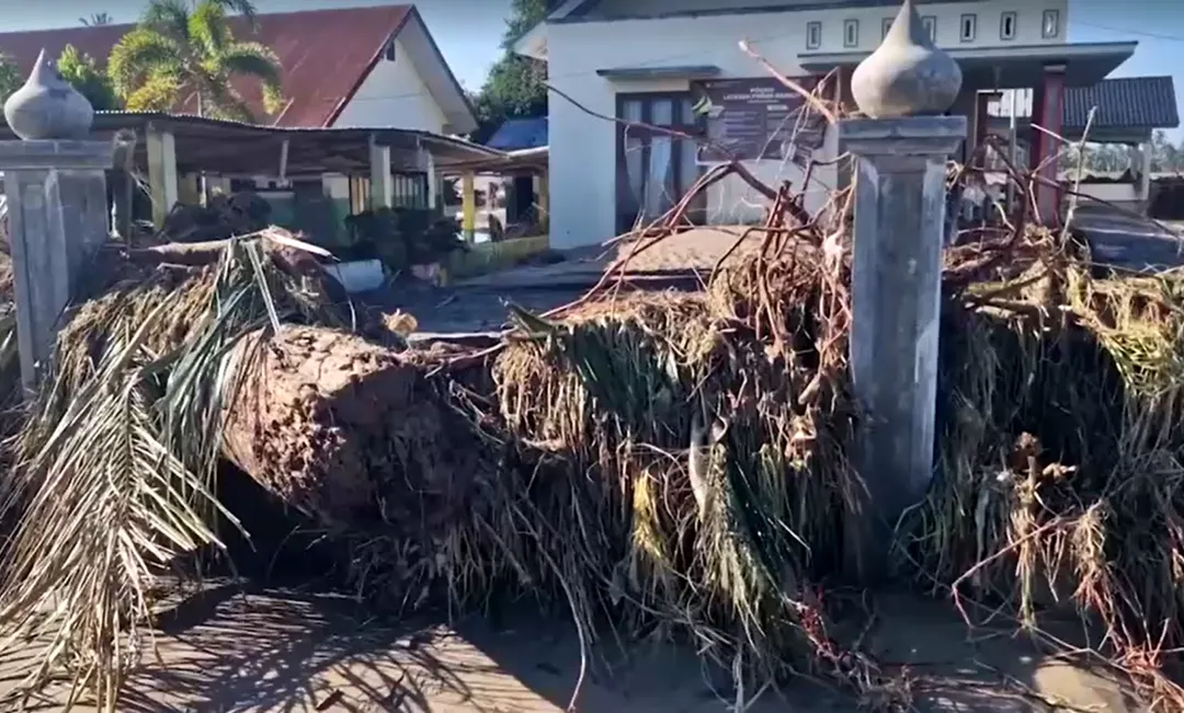 印尼亞齊省1處清真寺外堆滿洪水沖來的植物和各種碎片。（圖／路透社）