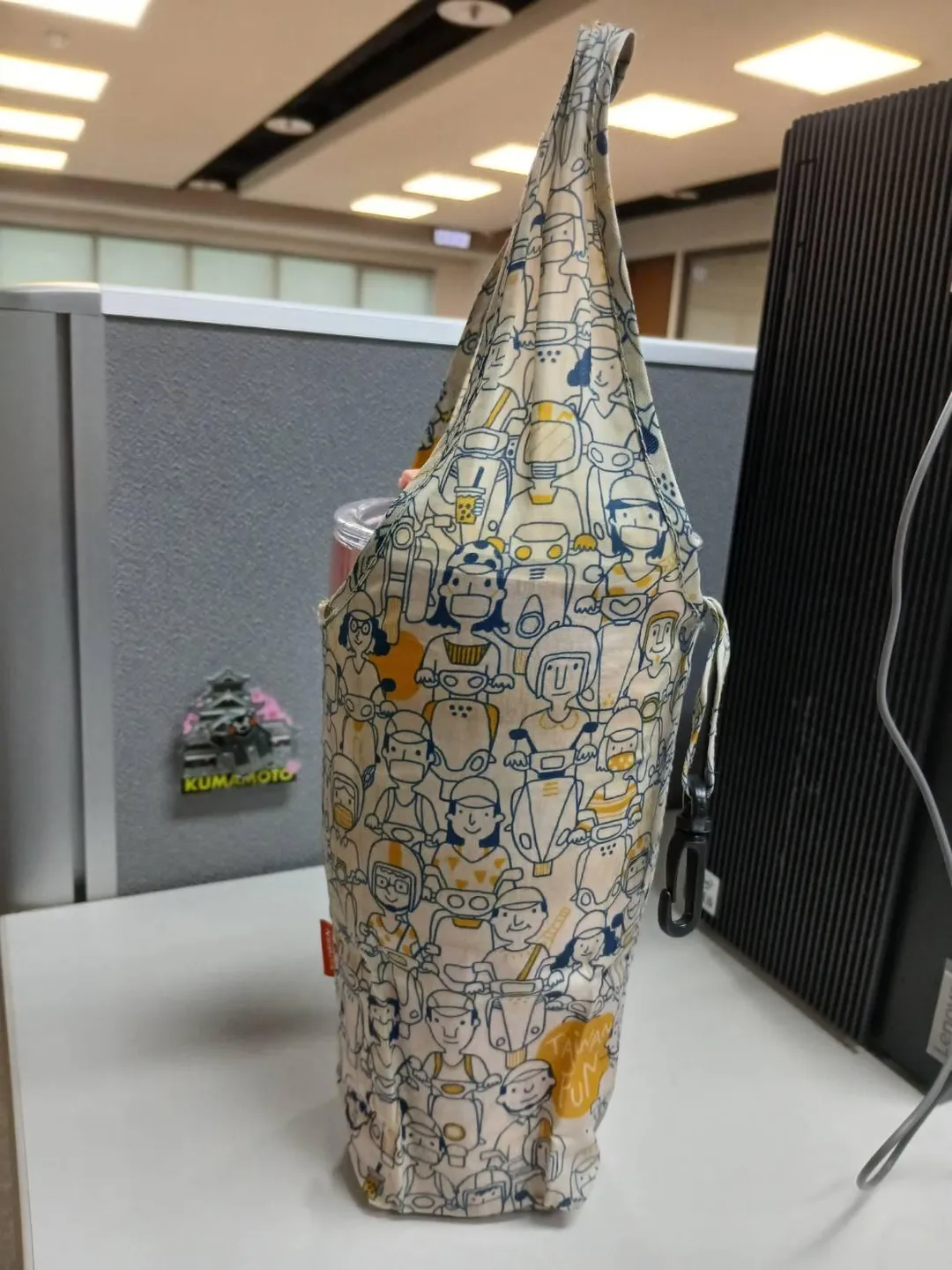 網友討論自己拿飲料杯套去歐洲玩,被外國人詢問在哪買。(示意圖/中天新聞)