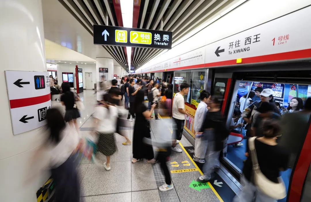 陸女因地鐵太擠「蹲」在車廂內受傷。（示意圖／新華社）