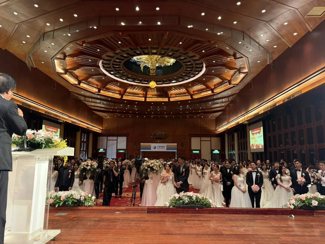 衛福部次長莊人祥說，今天人生解鎖，擔任中華電信員眷72對新人集團結婚的證婚人。（圖/莊人祥臉書)